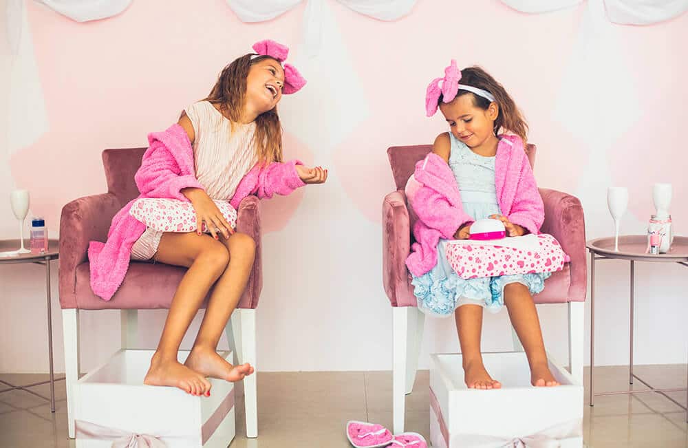 Niñas disfrutando fiesta de cumpleaños Baby Spa con batas y ambiente relajante