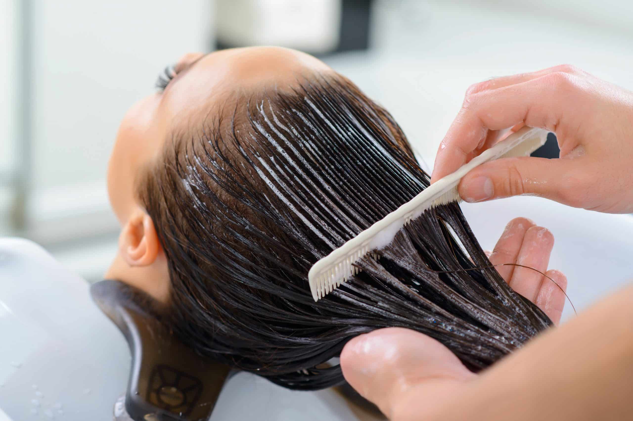 Mujer aplicando tratamielto en su cabello